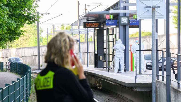 Spurensicherung an der Bahnhaltestelle Ginsterweg in der Region Hannover: Ein 34-Jähriger wurde mit einem Messer schwer verletzt.