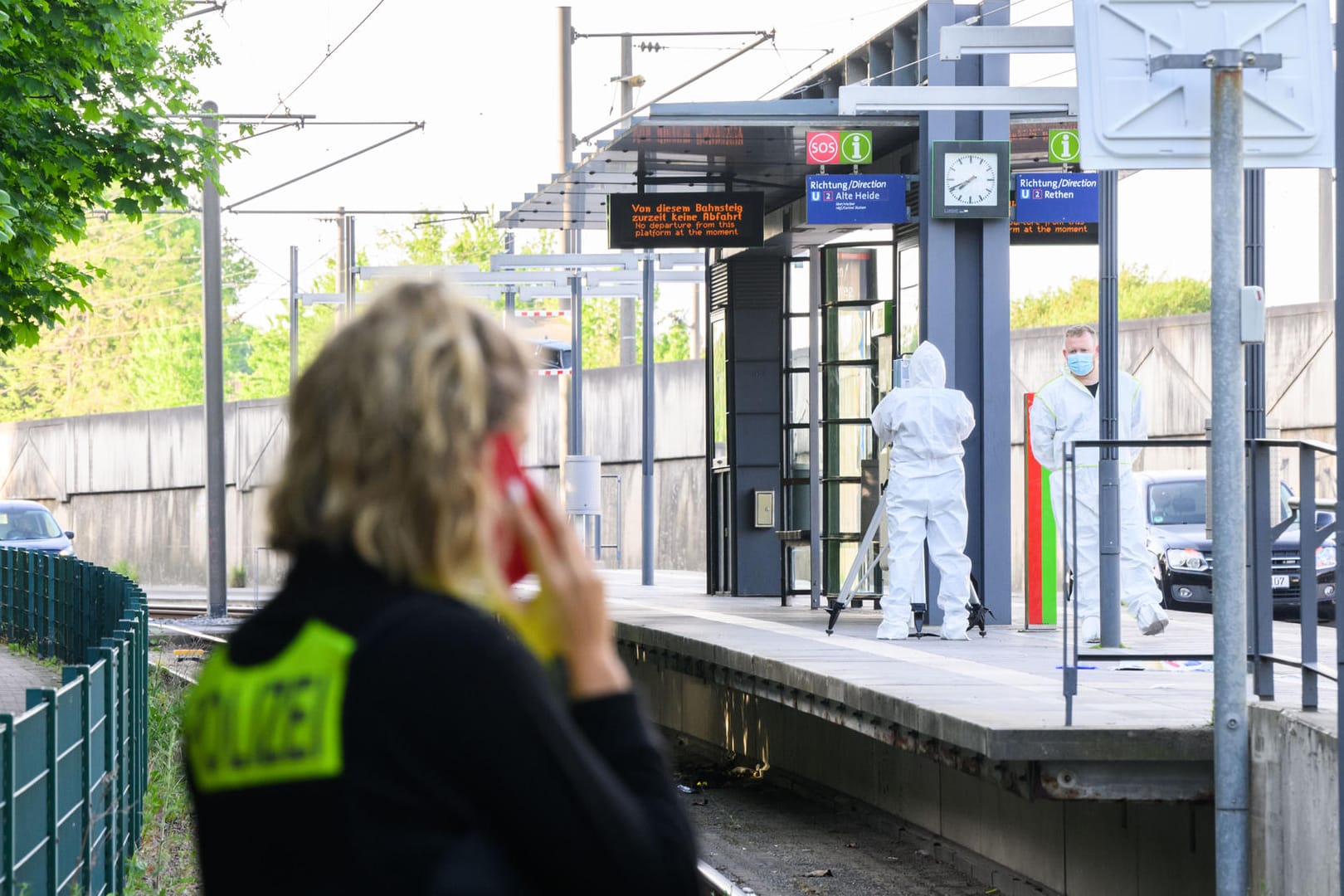 Spurensicherung an der Bahnhaltestelle Ginsterweg in der Region Hannover: Ein 34-Jähriger wurde mit einem Messer schwer verletzt.