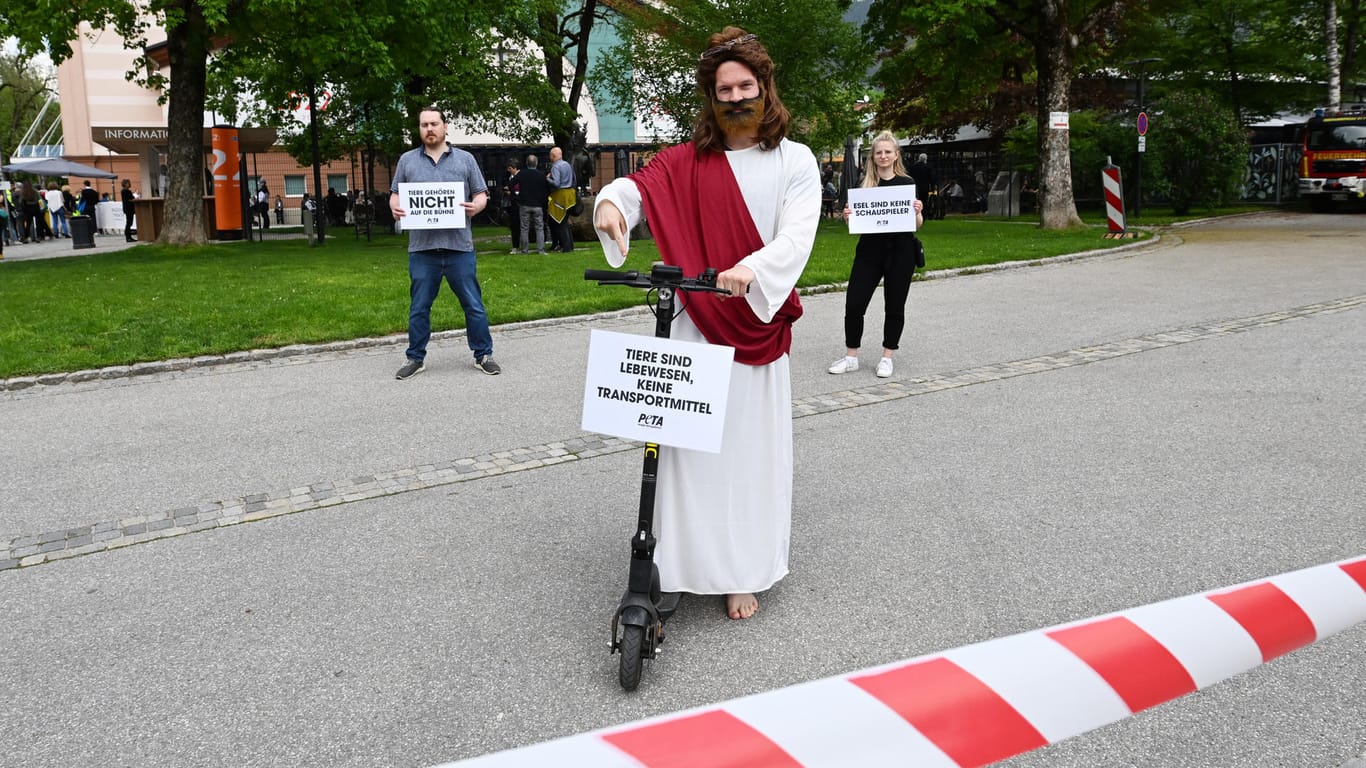 Aktivist im Jesus-Kostüm: Vor den Passionsspielen in Oberammergau meldet sich die Tierschutzorganisation Peta zu Wort.