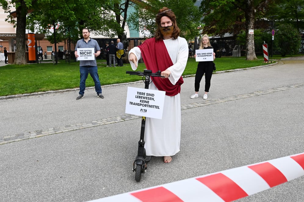 Aktivist im Jesus-Kostüm: Vor den Passionsspielen in Oberammergau meldet sich die Tierschutzorganisation Peta zu Wort.