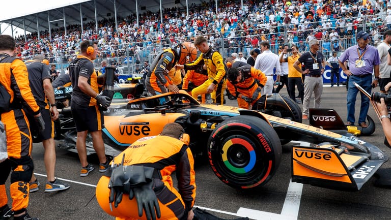 McLaren-Techniker am Auto von Formel-1-Pilot Lando Norris: Der Rennstall geht künftig auch in der Formel E an den Start.