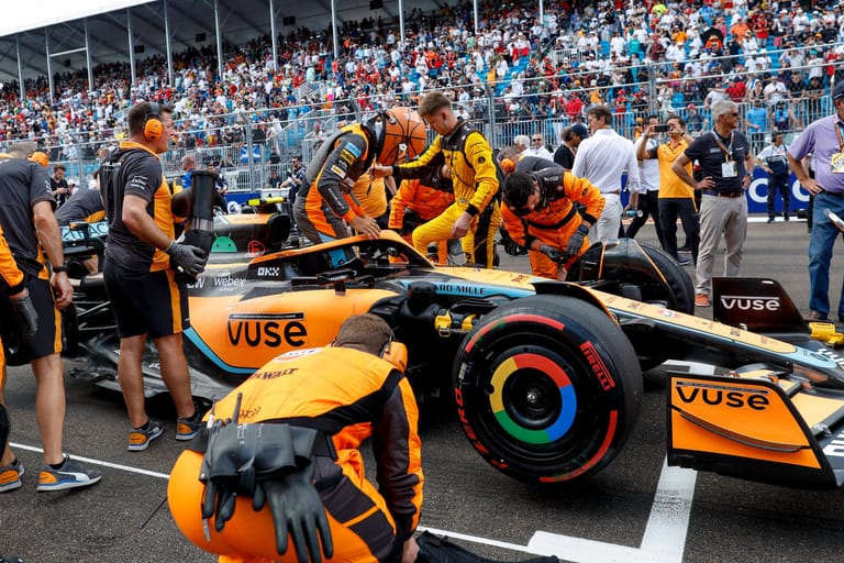 McLaren-Techniker am Auto von Formel-1-Pilot Lando Norris: Der Rennstall geht künftig auch in der Formel E an den Start.