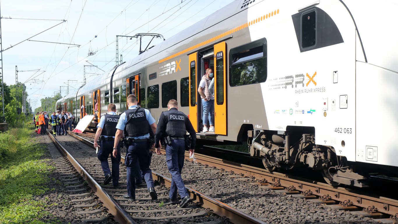Regionalzug bei Aachen: Auf der Fahrt hat ein 31-Jähriger wahllose Passagiere angegriffen.