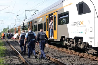 Regionalzug bei Aachen: Auf der Fahrt hat ein 31-Jähriger wahllose Passagiere angegriffen.
