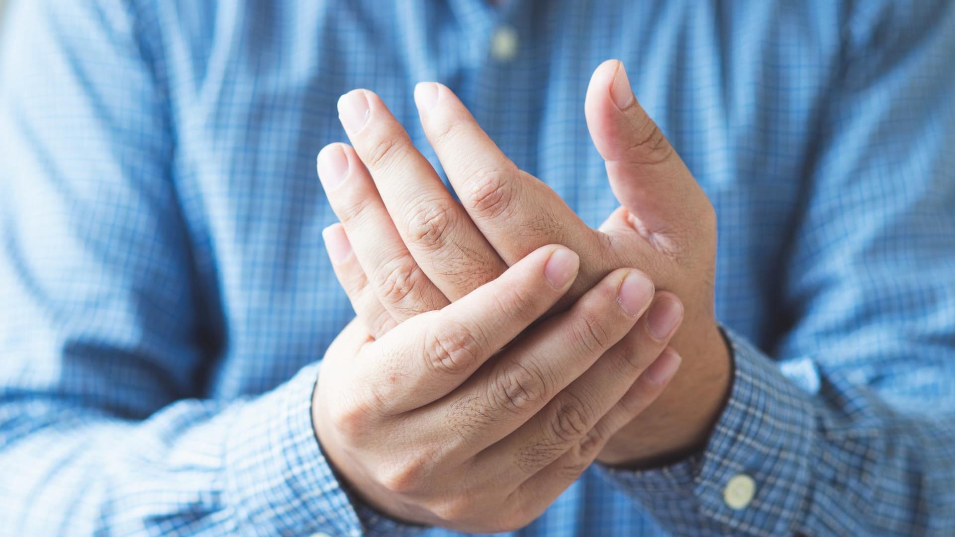 Schmerzende Hände: Geschwollene Finger können verschiedene Ursachen haben.