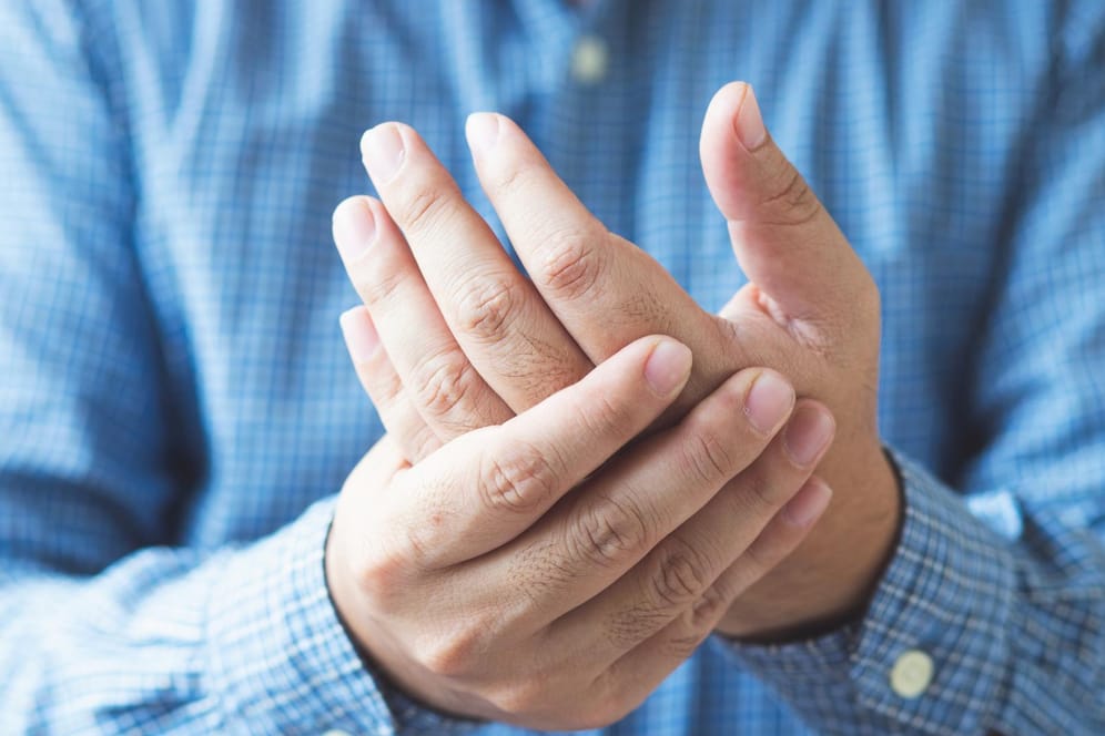 Schmerzende Hände: Geschwollene Finger können verschiedene Ursachen haben.