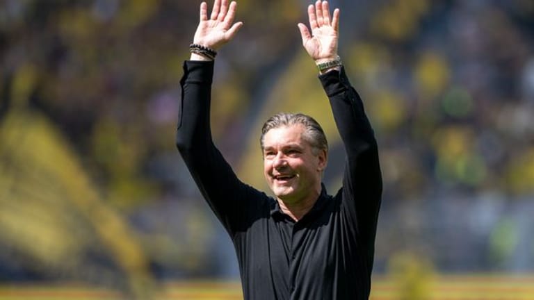 Dortmunds Sportdirektor Michael Zorc bedankt sich bei den BVB-Fans.