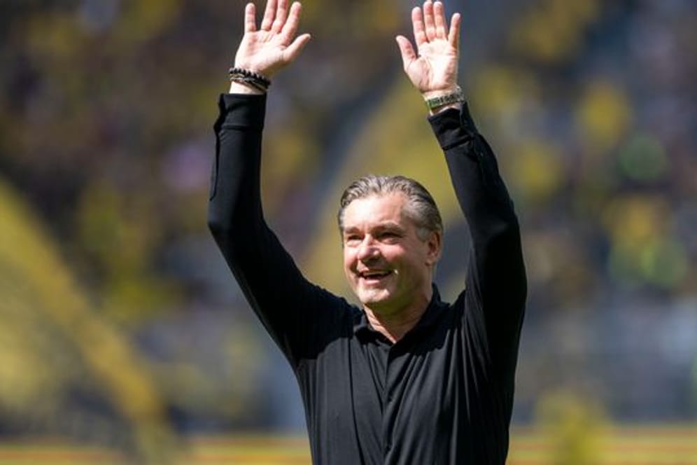 Dortmunds Sportdirektor Michael Zorc bedankt sich bei den BVB-Fans.