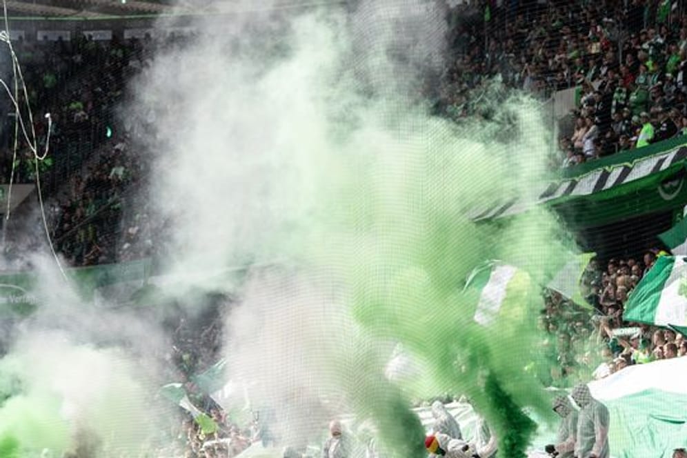 Wolfsburger Fans brennen vor dem Spiel Pyrotechnik ab.