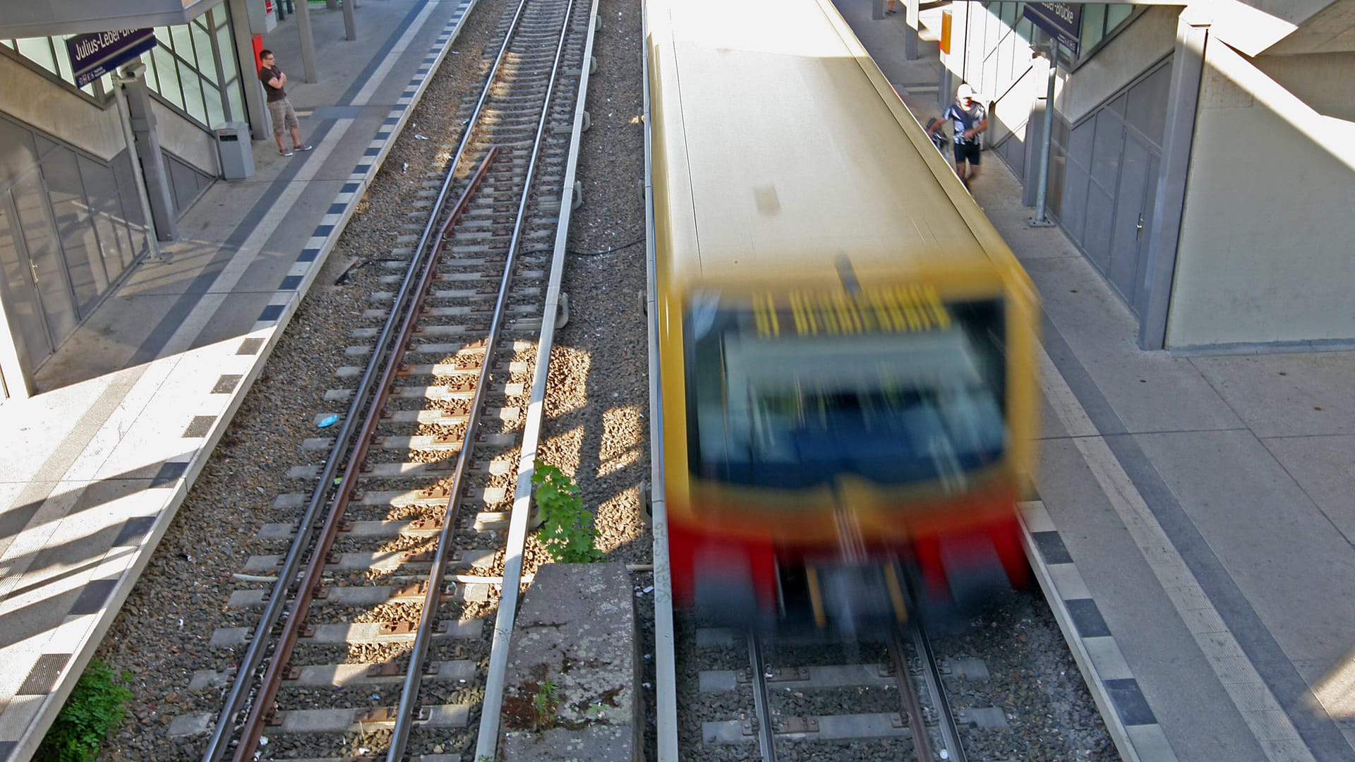 S-Bahn an der Julius-Leber-Brücke (Symbolfoto): Hier wurde ein S-Bahn-Surfer schwer verletzt.