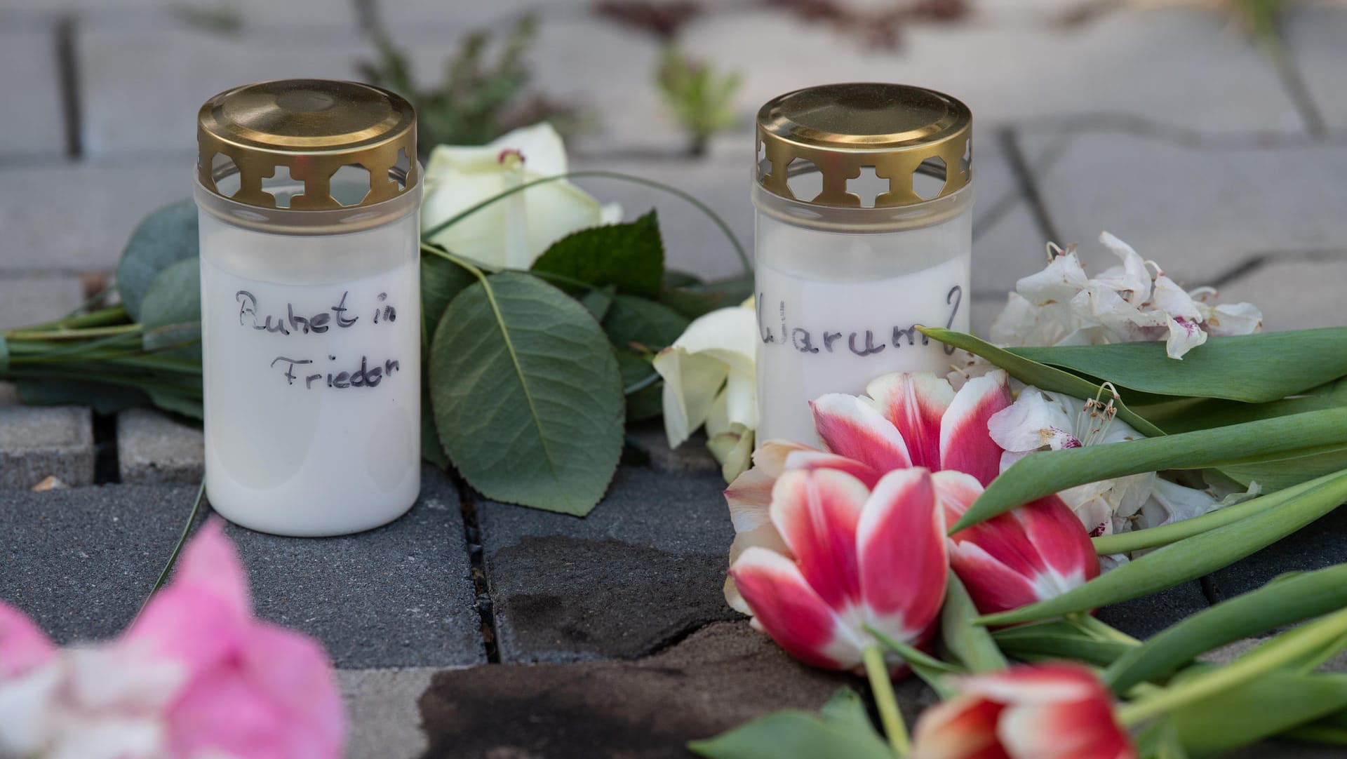 Kerzen und Blumen in Hanau: Nach dem Tod der beiden Geschwister hat die Polizei den Tatverdächtigen festgenommen.