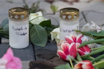 Kerzen und Blumen in Hanau: Nach dem Tod der beiden Geschwister hat die Polizei den Tatverdächtigen festgenommen.