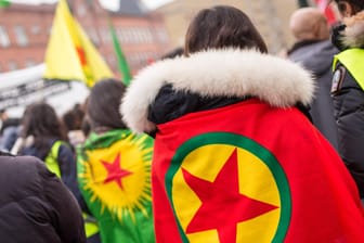 PKK-Fahnen bei einer Demonstration in Malmö, Schweden: Der türkische Präsident wirft den skandinavischen Ländern vor, Rückzugsorte für die verbotene kurdische Arbeiterpartei PKK zu bieten.