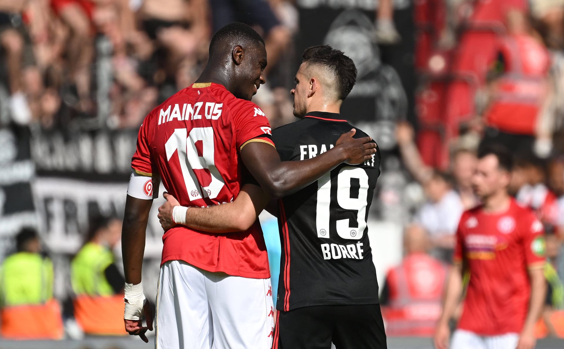 Moussa Niakhate und Rafael Borre (r.): Die beiden trennen sich im Remis.