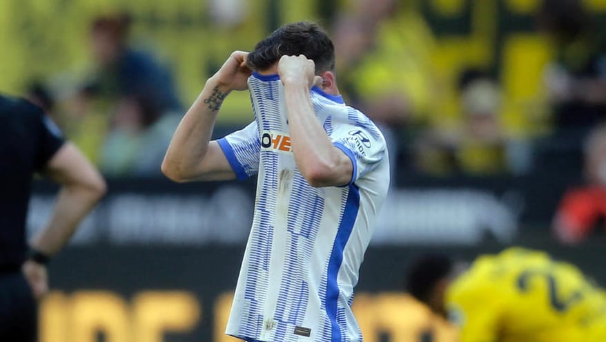 Herthas Vladimir Darida kann es nicht fassen: Berlin muss in die Relegation.