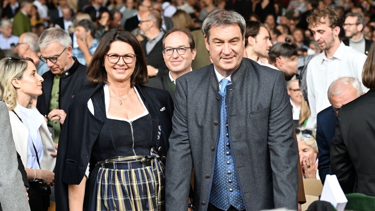 Die Landtagspräsidentin Ilse Aigner und der bayerische Ministerpräsident Markus Söder gehören zu den Premieren-Gästen. Die Landtagspräsidentin Ilse Aigner und der bayerische Ministerpräsident Markus Söder gehören zu den Premieren-Gästen.
