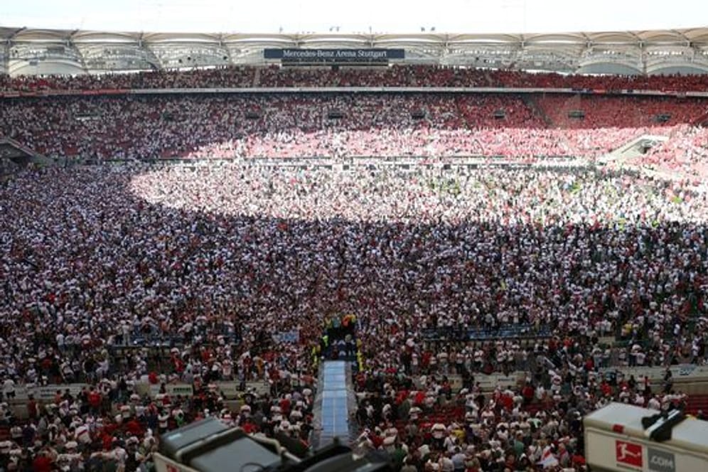 Nach dem Klassenerhalt der Stuttgarter stürmten die VfB-Fans den Platz.