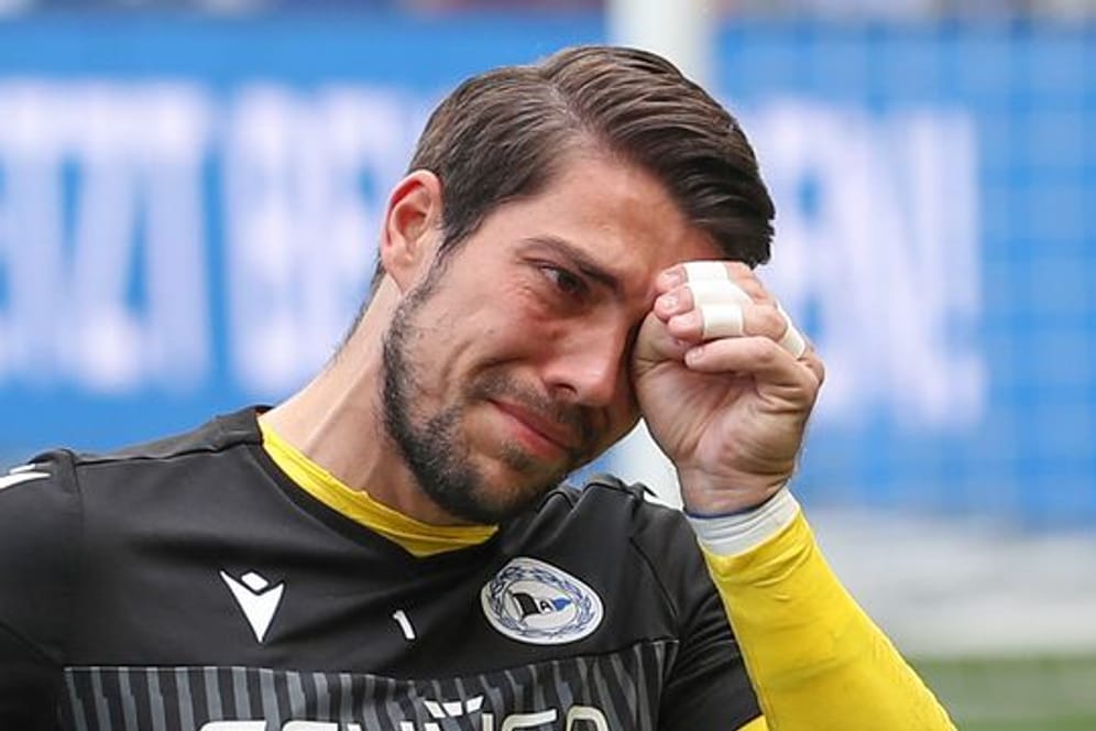 Bielefelds Torwart Stefan Ortega weint bei seiner Verabschiedung.