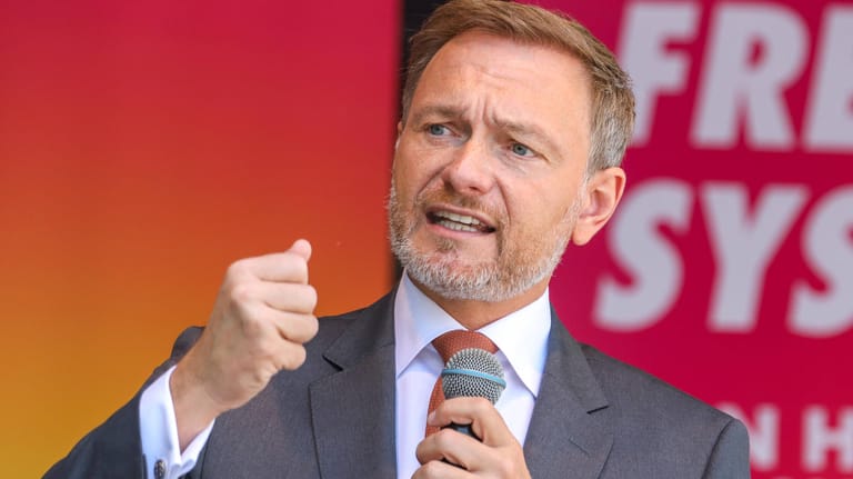 Christian Lindner: Bei einem Auftritt zum Abschluss des Wahlkampfes in NRW musste sich der FDP-Chef gegen eine Gruppe Störer durchsetzen.