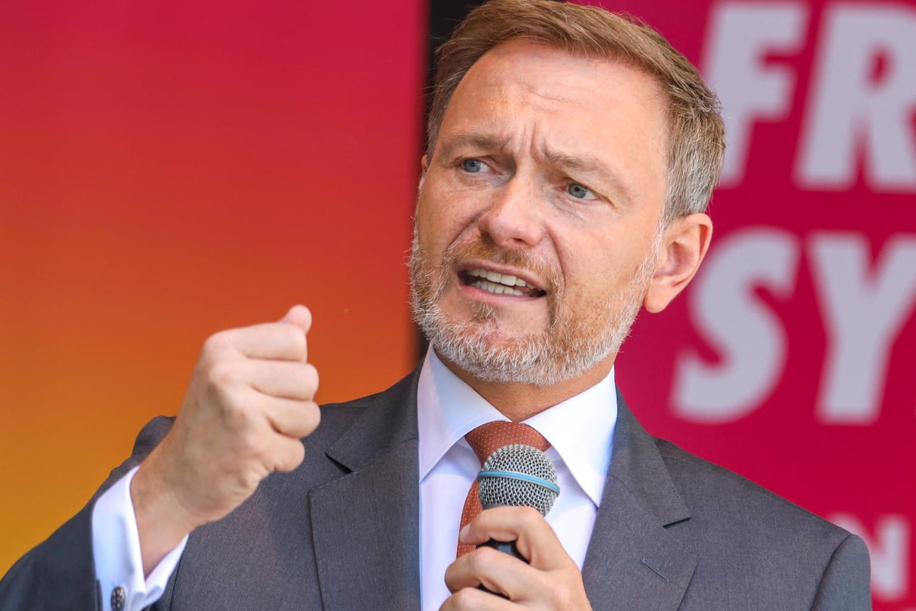 Christian Lindner: Bei einem Auftritt zum Abschluss des Wahlkampfes in NRW musste sich der FDP-Chef gegen eine Gruppe Störer durchsetzen.