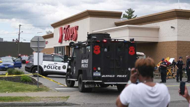 Polizeifahrzeuge sperren den Tatort in Buffalo ab: Mindestens zehn Menschen sollen erschossen worden sein.