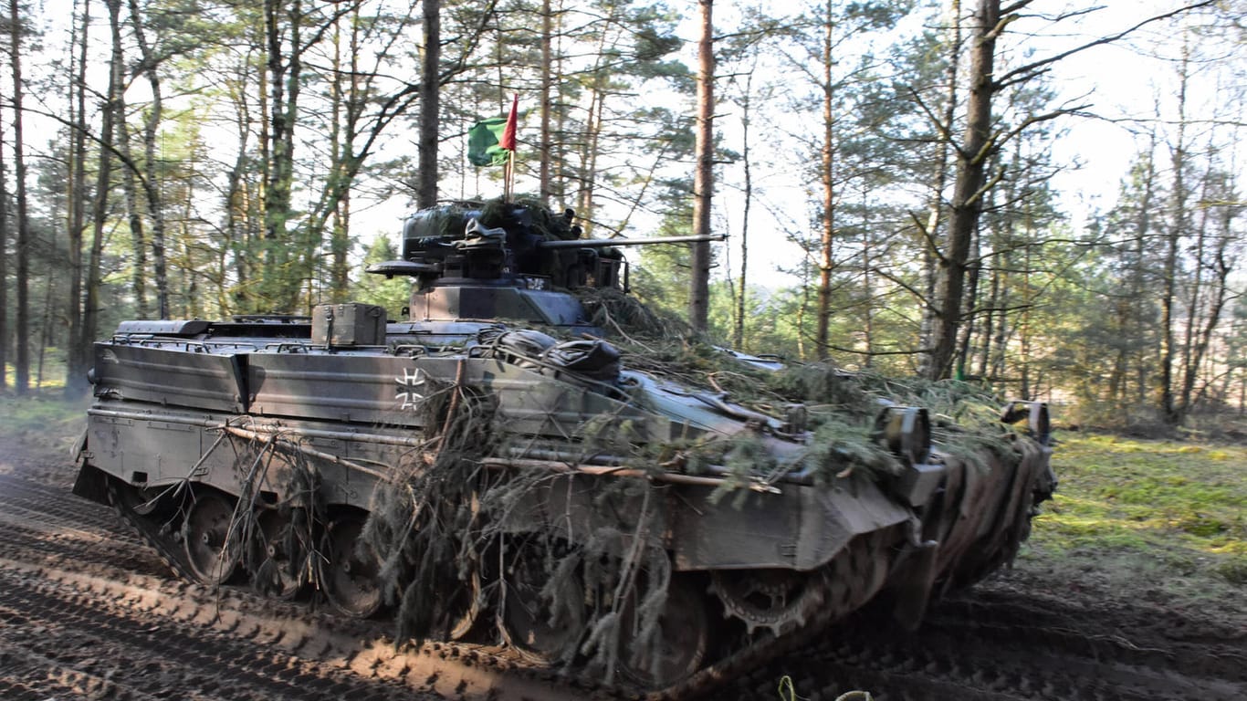 Ein Marder-Panzer der Bundeswehr (Archivbild): Das Unternehmen Rheinmetall wartet darauf, 100 Fahrzeuge an die Ukraine liefern zu dürfen.
