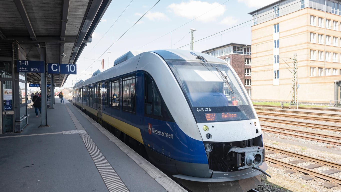 Ein Zug der Regionalbahn im Bremen (Symbolbild): Bayern fordert mehr Geld als Ausgleich für das 9-Euro-Ticket der Bahn.