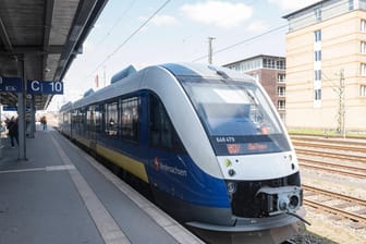 Ein Zug der Regionalbahn im Bremen (Symbolbild): Bayern fordert mehr Geld als Ausgleich für das 9-Euro-Ticket der Bahn.