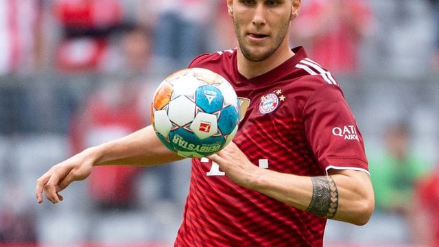 Niklas Süle vom FC Bayern München spielt den Ball