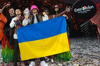 Italien, Turin: Das Kalush Orchestra aus der Ukraine jubelt über den Gewinn des Eurovision Song Contest (ESC).