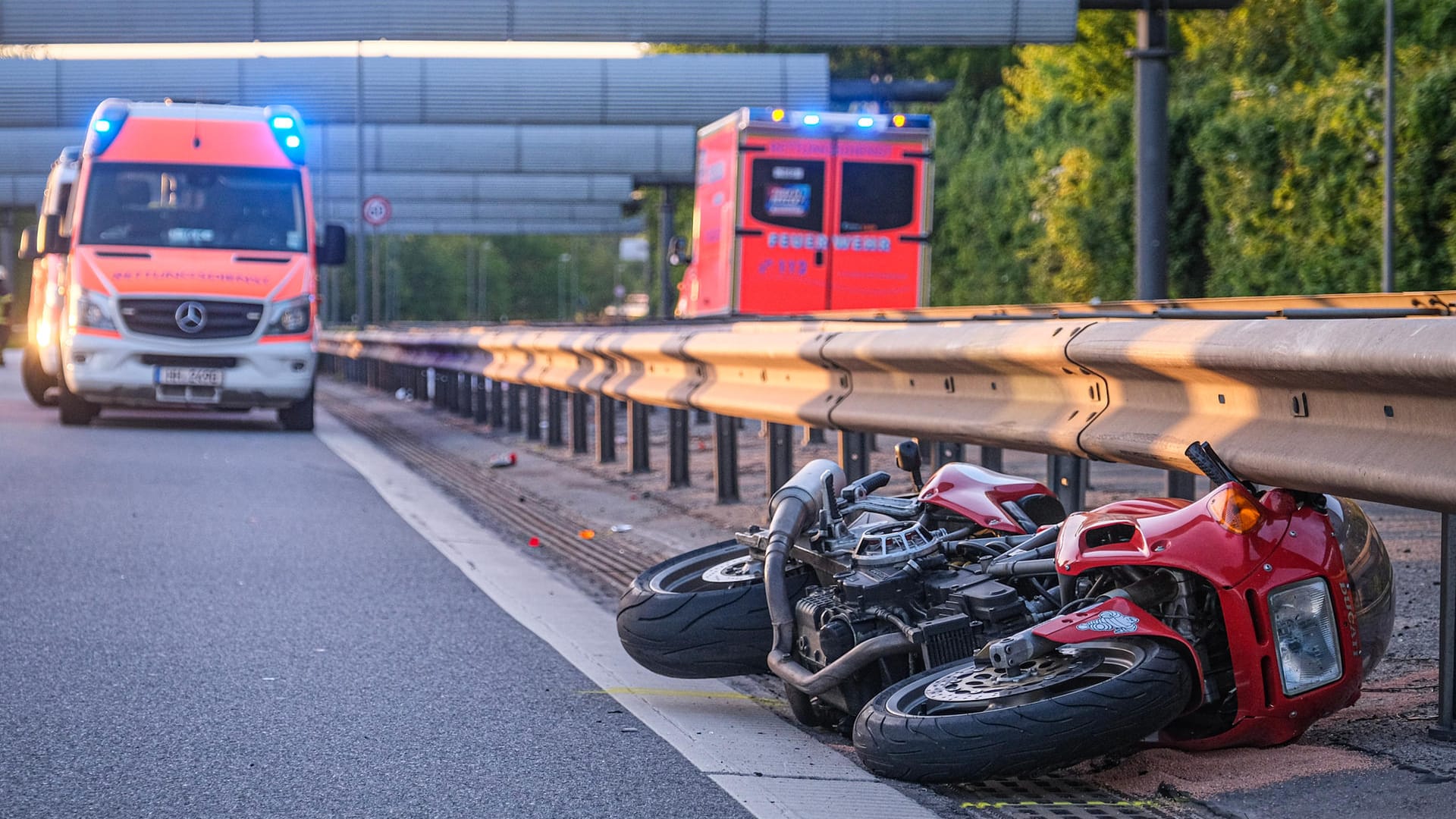 Unfallstelle in Fuhlsbüttel: Der Fahrer des Motorrads starb noch an der Unfallstelle.