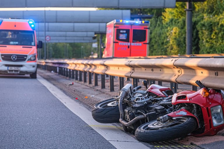 Unfallstelle in Fuhlsbüttel: Der Fahrer des Motorrads starb noch an der Unfallstelle.