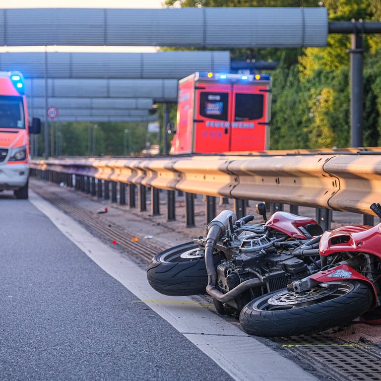 Unfallstelle in Fuhlsbüttel: Der Fahrer des Motorrads starb noch an der Unfallstelle.