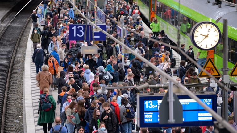 Wartende Passagiere in Hamburg am Freitag: Seit Tagen ist der Fernverkehr im Norden eingeschränkt.