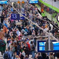 Wartende Passagiere in Hamburg am Freitag: Seit Tagen ist der Fernverkehr im Norden eingeschränkt.