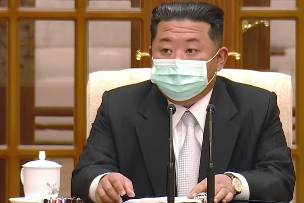 Kim Jong-un: Der nordkoreanische Machthaber hat nach zwei Jahren Pandemie den ersten Corona-Fall in seinem Land öffentlich gemacht.