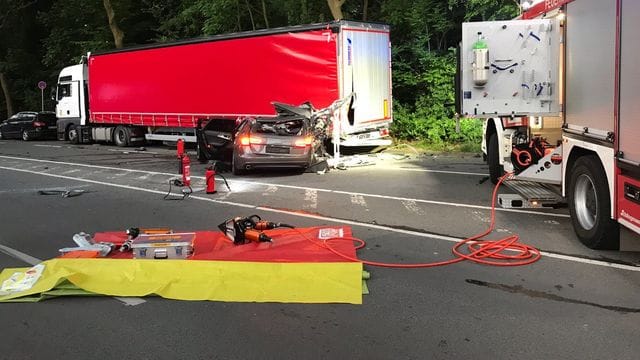 Auto fährt gegen parkenden LKW: Beifahrer tödlich verletzt