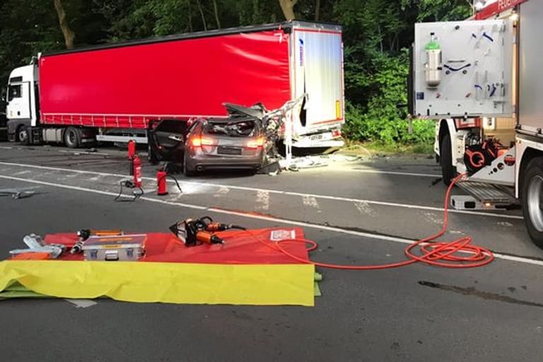 Auto fährt gegen parkenden LKW: Beifahrer tödlich verletzt