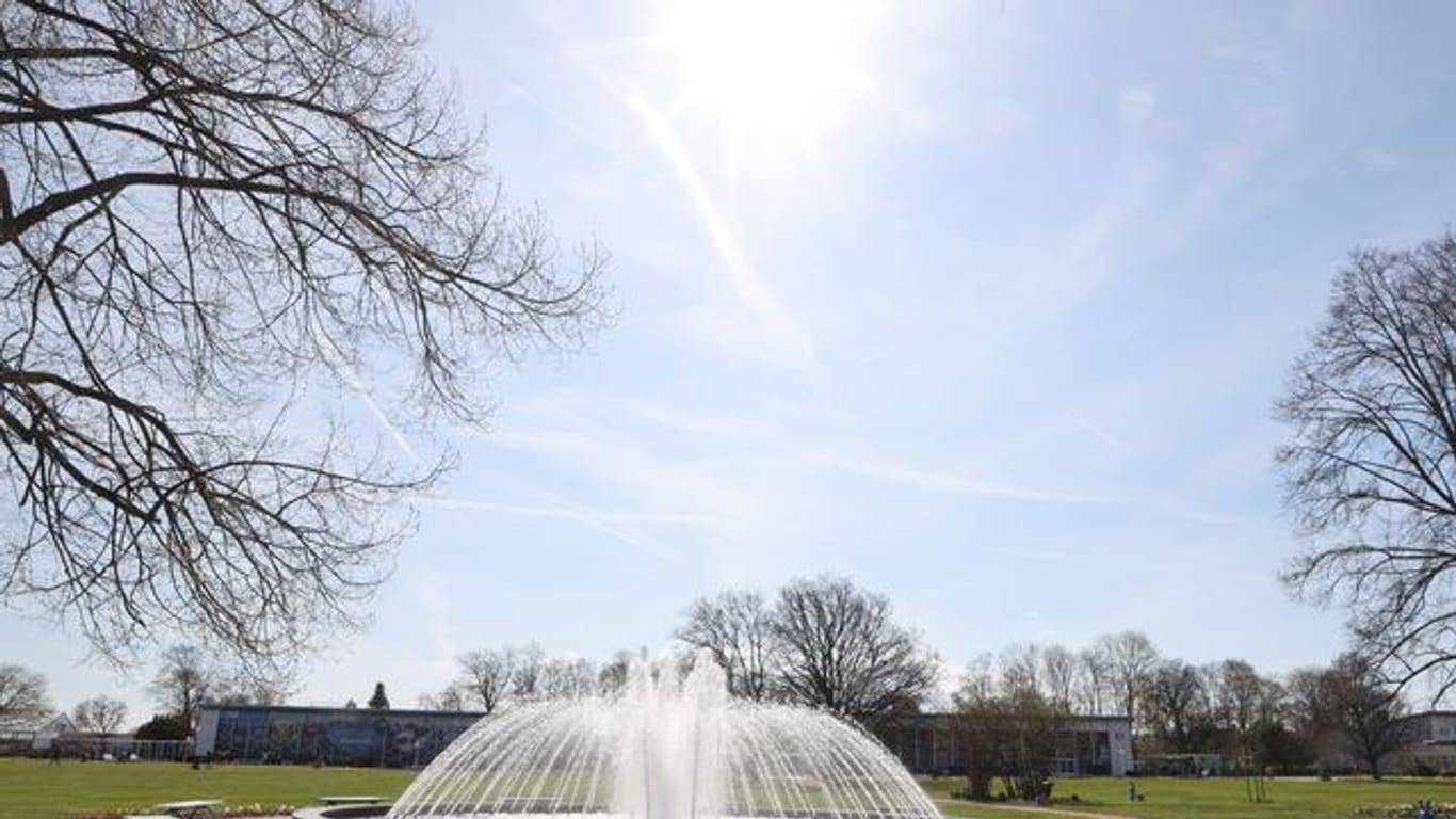 Die Sonne strahlt über einem Springbrunnen in Erfurt