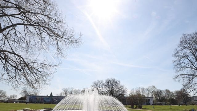 Die Sonne strahlt über einem Springbrunnen in Erfurt