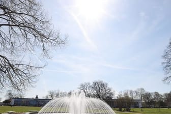 Die Sonne strahlt über einem Springbrunnen in Erfurt