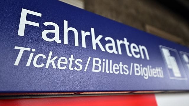 Ein Fahrkartenautomat steht am Bahnsteig