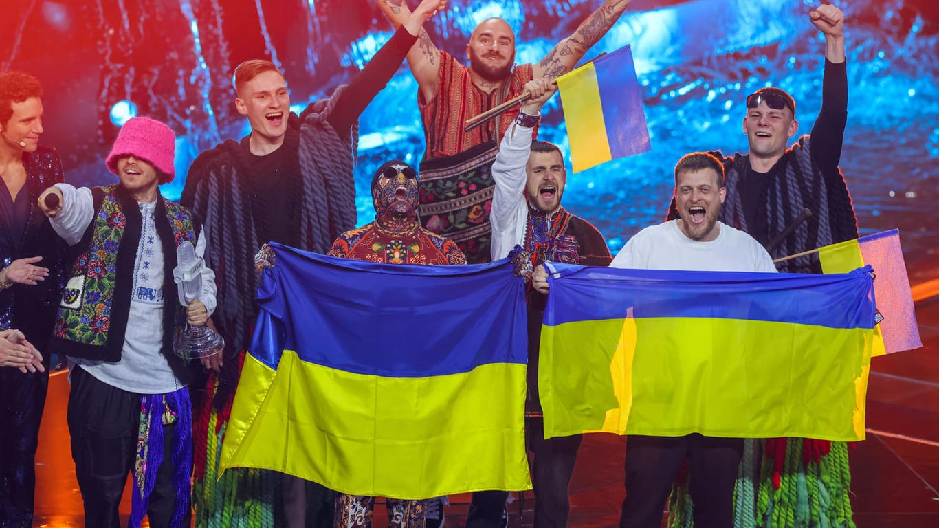 Eurovision Song Contest 2022: Das Kalush Orchestra aus der Ukraine jubelt – und das völlig zurecht.