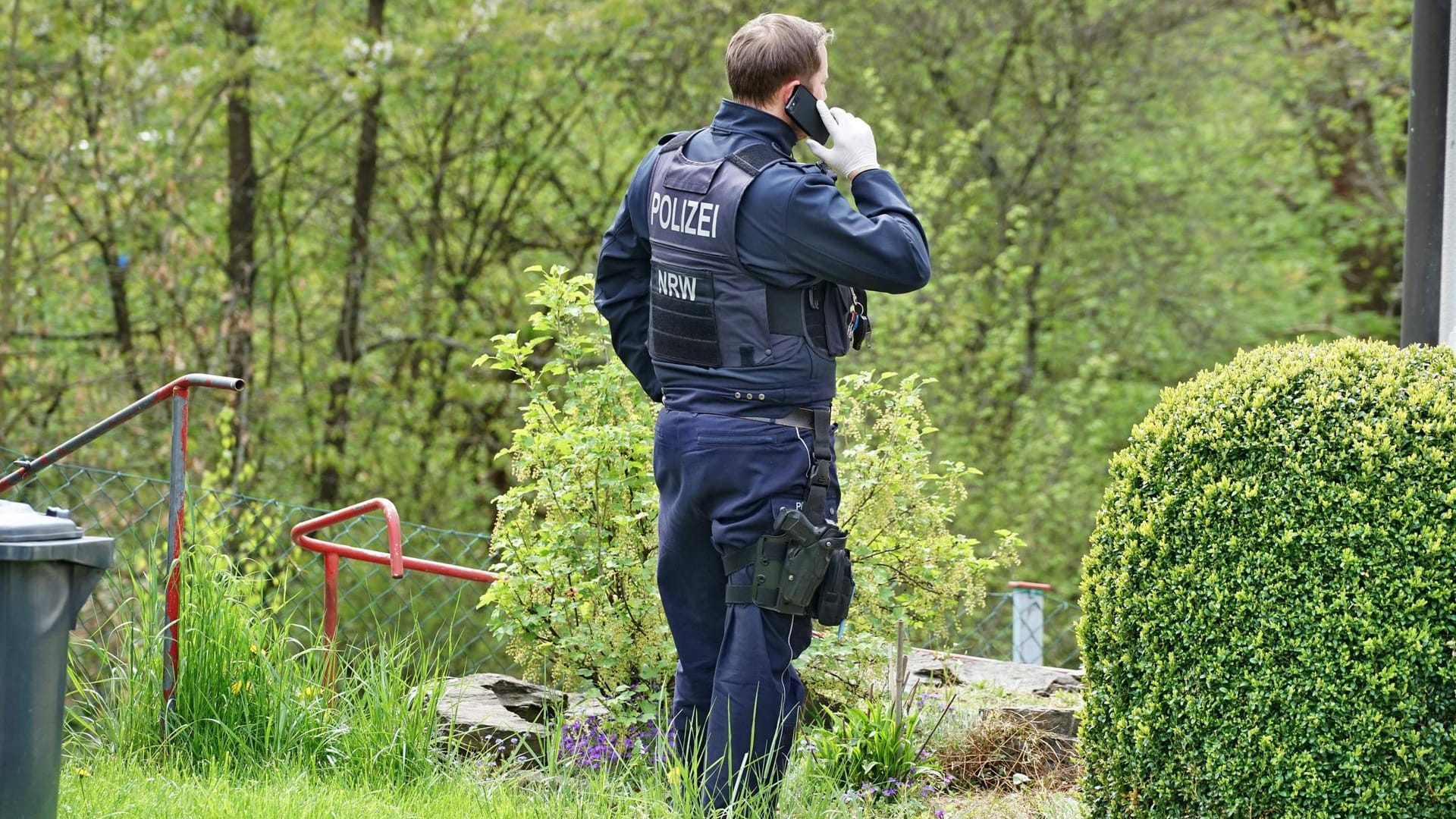 Polizist in NRW (Symbolfoto): Mehrere Menschen wurden bei einem Spielplatz-Streit verletzt. Polizist in NRW (Symbolfoto): Mehrere Menschen wurden bei einem Spielplatz-Streit verletzt.