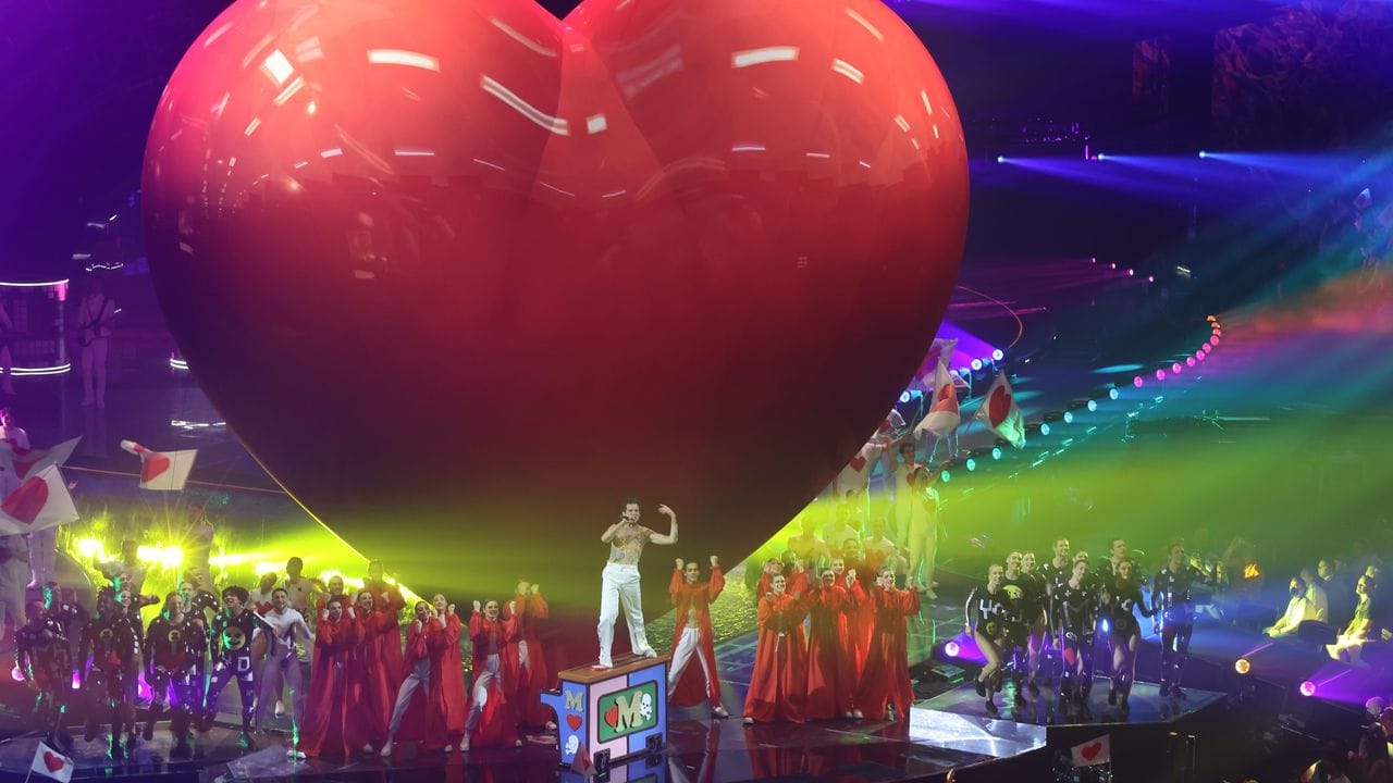 Mika hat den ESC moderiert. Mika hat den ESC moderiert.