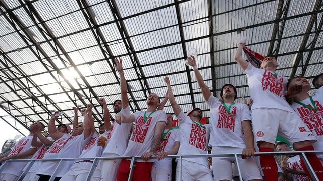 Rot-Weiss Essen steigt auf Rot-Weiss Essen steigt auf