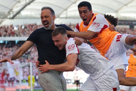 Stuttgarts Trainer Pellegrino Matarazzo feiert mit seinen Spielern.
