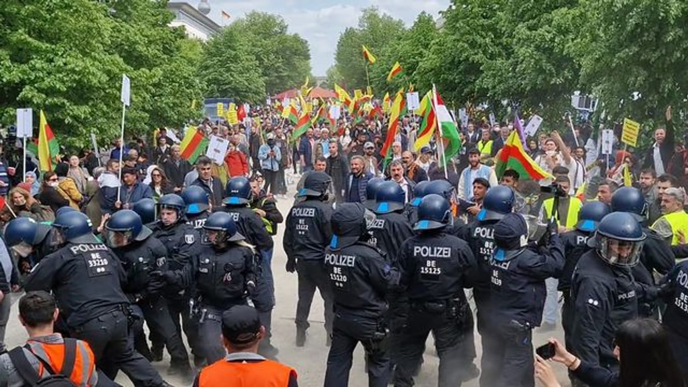 Hunderte Kudinnen und Kurden demonstrieren
