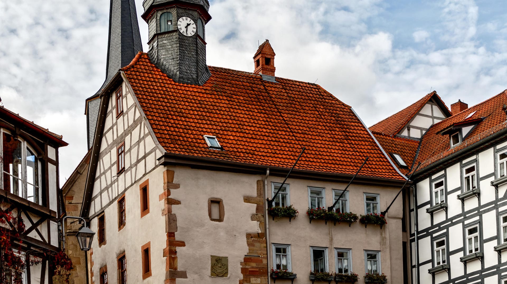 Die Altstadt in Fulda (Symbolbild): Ein 13-Jähriger ist in der hessischen Stadt bei einem Sturz aus dem Fenster ums Leben gekommen. Die Altstadt in Fulda (Symbolbild): Ein 13-Jähriger ist in der hessischen Stadt bei einem Sturz aus dem Fenster ums Leben gekommen.
