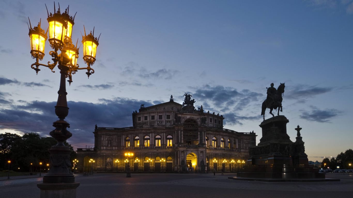 Sparen bei der Straßenbeleuchtung? Die Stadt Dresden dimmt abends zumindest ihre Laternen, um Kosten zu sparen.